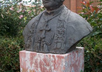 Toulouse - le buste du cardinal Saliège souillé par des tags