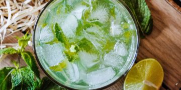 Chauds, froids, sucrés, salés, alcoolisés ou non, réaliser des cocktails est simple et le plus souvent pratique. Il suffit d'envisager celui ou ceux choisis et se procurer les ingrédients pour passer à la phase de transformation. Si besoin, les goûter pour éventuellement les rééquilibrer à votre goût avec une pincée supplémentaires de condiments. Qui plus est vous, pouvez, pour les cocktails frais, les préparer puis les conserver en quantité au frigo pour les consommer sur tout un week end. Voici quelques idées de cocktails à réaliser en toute saison. Le thé glacé : facile à réaliser C'est l"une des boissons préférée des enfants. Le thé glacé est particulièrement rafraîchissant en période de fortes chaleurs. Et quitte à en préparer, vous pouvez réaliser ce cocktail pour plusieurs jours en plusieurs litres puis le conserver en bouteille dans votre frigo. Pour ce faire choisir le meilleur du thé que vous pourrez soit plonger dans de l'eau à ébullition, soit laisser masserer une journée ou une nuit dans de l'eau froide. Selon vos souhaits, vous pourrez y rajouter, par exemple du sucre, du jus de citron, de la cannelle du sirop de pêche etc. A vous d'équilibrer selon vos goûts. Une chose est cependant importante pour le thé glacé : il faut le servir très frais. Gin concombre basilic : à consommer avec modération  C'est l'un des cocktails les plus étonnant à goûter avec modération. Il est facile à réaliser et particulièrement savoureux en été : deux doses de gin, une dose de sirop de sucre de canne, du citron vert, deux trois feuilles de basilic et du concombre rappé, le tout, bien mélangé, éventuellement filtré et servi très frais avec des glaçons.  Le mojito avec ou sans alcool  C'est l'un des grands classiques de l'été. Si vous choisissez, avec rhum blanc, il est préférable de le boire avec grande modération, tant l'alcool est dilué avec les autres ingrédients. Pour ce faire, il faut d'abord de la glace pilée de préférence, en grande quantité si vous préparez ce cocktail pour plusieurs convives. Ensuite vous versez deux doses de rhum blanc, avec un grand nombre de feuilles de menthe, une dose de sirop de sucre de canne et de citron vert, et le tout recouvert d'eau gazeuse type Perrier. Si vous souhaitez boire ce cocktail sans alcool, il suffit de ne pas servir de rhum !  Le café frappé  Un autre grand classique de l'été qui peut éventuellement être agrémenté de liqueur de café. Pour se faire, préparer du café, le remiser au frais puis, avoir remué, le servir avec du sucre de canne dans une grande quantité de glaçons.  La sangria et le punch les grands classiques La sangria et le punch sont deux cocktails alcoolisés, donc à boire avec grande modération, surtout lorsqu'ils sont bien équilibrés, parce que le gout de l'alcool a disparu ! Ces deux cocktails doivent être remisés au frais plusieurs heures. La sangria : pour une bouteille de vin de 75 cl, rajouter, 4 cuillères de sucre, de la cannelle, le jus d'une orange, et de deux citrons, rajouter de l'eau gazeuse.  Pour le punch, en comptant un litre de rhum, rajouter 1 litre de jus d'orange, 1 litre de jus d'ananas, 1 litre de jus de pamplemousse,  du sirop de sucre de canne à votre convenance et de la cannelle, là encore selon votre goût. 