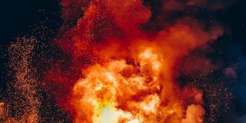 Le feu dans les Pyrénées Orientales maîtrisé mais pas fixé