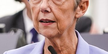 Rumeurs de remaniement : la Première ministre Elisabeth Borne sur la sellette ?