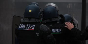 Nuit d’émeutes à Nanterre après la mort d’un jeune de 17 ans tué par un policier