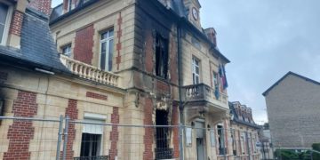 Ils avaient incendié la mairie pendant les émeutes, 18 individus arrêtés