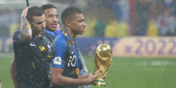 Reprise de la ligue des champions ce mardi 19 septembre avec la première journée des phases de poule. Deux clubs français jouent les phases de poule de la ligue des champions cette année. Marseille ayant échoué à se qualifier, Lens et le Paris Saint Germain tenteront de passer les phases de poule pour jouer les huitièmes de finale. Ce mardi marque la première journée de cette phase de poule de la champions league avec 3 prétendants à la victoire finale qui tenteront de remporter leur premier match. A commencer par le tenant du titre Manchester City qui dans le groupe G reçoit l'étoile rouge de Belgrade. L'autre match de ce groupe oppose les Youg Boys de Berne à Leipzig. Le Paris Saint Germain en test match face à Dortmund 🗣️💬 À la veille de la rencontre de la 1ère journée de la phase de groupes de la @ChampionsLeague face au Borussia Dortmund, @LUISENRIQUE21 a répondu aux questions des médias. Extraits.https://t.co/kMPMmL8GRJ — Paris Saint-Germain (@PSG_inside) September 18, 2023 Dans le groupe F, le Paris Saint Germain jouera à domicile face à Dortmund. L'autre match oppose l'AC Milan à Newcastle. Autre prétendant au titre, le vainqueur de la liga, le FC Barcelone versé dans le groupe H, joue le Royal Antwerp sur la pelouse du Nou Camp. L'autre match de ce groupe oppose Donetsk au FC Porto à Hambourg en raison de la guerre en Ukraine. Dernier groupe à être mobilisé ce mardi 19 septembre, le groupe H avec un choc entre la Lazio de Rome et l'Atletico Madrid de Griezmann et Rotterdam - Celtic Glasgow.