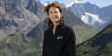 Sandra Lavorel, lauréate de la médaille d’or du CNRS 2023, au col du Lautaret, dans les Alpes françaises. © Hubert RAGUET / CNRS Images