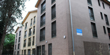 À Toulouse, l’association Habitat et Humanisme Midi-Pyrénées inaugure le 21 septembre la résidence Jean-Paul Fontan, une maison intergénérationnelle totalisant 36 logements. La résidence accueille des personnes à faibles ressources et souffrant d’isolement : familles monoparentales avec de jeunes enfants, jeunes travailleurs ou étudiants, et ménages ayant des besoins spécifiques.