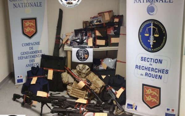 Il commandait ses armes sur internet, les gendarmes découvrent un véritable arsenal