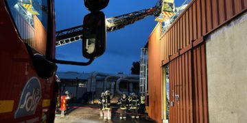 Des dizaines de pompiers mobilisés pour éteindre un incendie qui menaçait de faire exploser un immense silo
