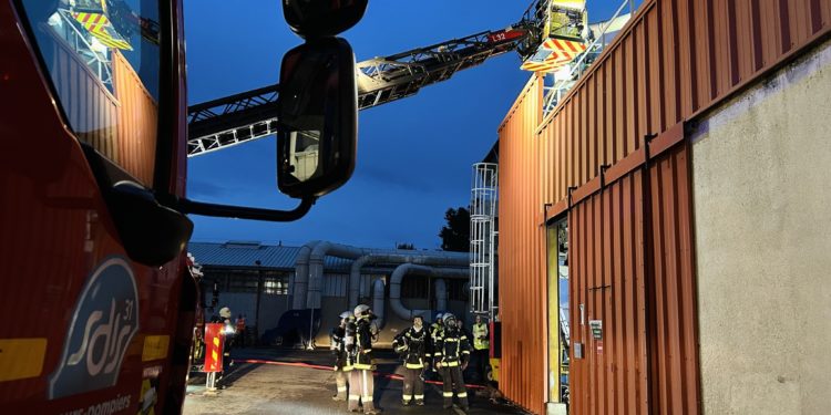 Des dizaines de pompiers mobilisés pour éteindre un incendie qui menaçait de faire exploser un immense silo