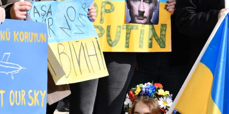 Ukraine : les enquêteurs des Nations Unies notent la persistance de crimes de guerre commis par la Russie