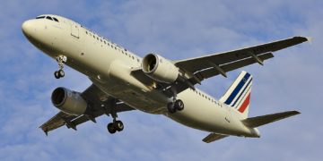 « Les bébés nés à bord d’un avion voyagent gratuitement toute leur vie » : mythe ou réalité ?