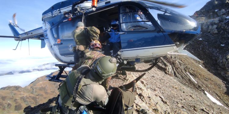 Les gendarmes du GIGN et du PGHM simulent une libération d'otages au Pic du Midi