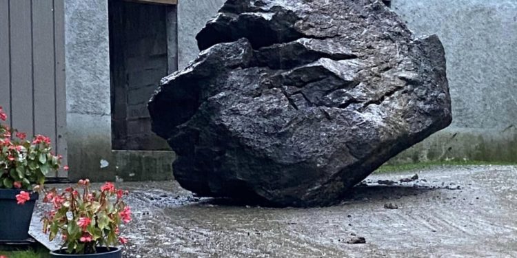 Près de Lourdes un immense bloc se détache de la montagne pour finir à quelques mètres d’un bâtiment