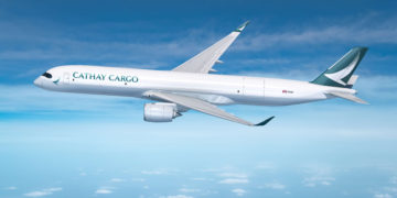 Airbus vient d'annoncer une nouvelle commande cette fois ci en Chine. La compagne de Hong Kong Cathay et l'avionneur européen Airbus sont parvenus à un accord sur la vente de 11 Airbus A350 Fpropulsé par des moteurs Rolls-Royce de la gamme Trent-XWB97. Au prix envisagé de quelques 320 à 350 millions de dollars unité, la commande pourrait atteindre le prix de plus de 3 milliards de dollars.Le gros porteurs d'Airbus a une capacité de charge de quelques 111 tonnes et son rayon d'action est annoncé supérieur à 8000 kilomètres. Cathay envisage un usage cargo et possède d'ores et déjà 47 avions Airbus de la gamme A350. 