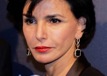 à droite toute, inégalitaire, Sarkozyste, les principales critiques du gouvernement Attal