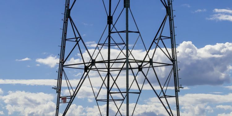 Électricité : hausse de taxe, un premier écueil pour Gabriel Attal