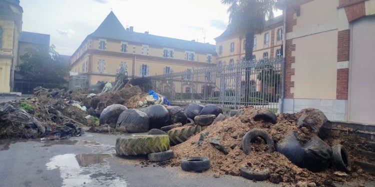 Les actions d'agriculteurs se durcissent avant l'arrivée de Macron au salon de l'agriculture