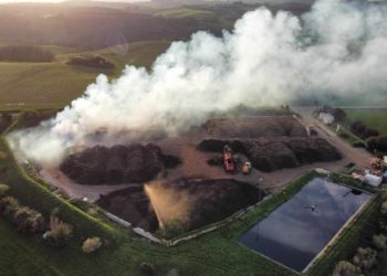 Dans le Gers, un nuage de fumée après l'incendie d'une usine à compost