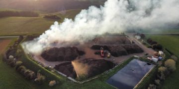 Dans le Gers, un nuage de fumée après l'incendie d'une usine à compost