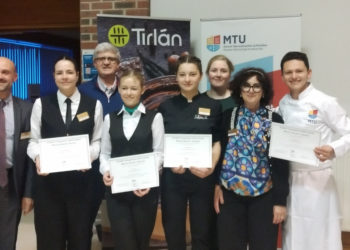 Le lycée international Lautréamont de Tarbes annonce ce jeudi " avec une très grande fierté" que de ses deux élèves, Loriane et Inés, respectivement scolarisées en classe de terminale service et cuisine, ont remporté l'édition 2024 de la finale du concours gastronomique international Ficaht. Cette année la finale se tenait à Cork, en Irlande. Il s'agit d'un concours international mettant en scène un binôme de cuisine et de service qui doit travailler et servir un menu complet, entrée, plat, dessert autour d'un thème imposé et dans un temps imparti. Le jury composé de professionnels et de personnalités de l'ambassade irlandaise en France et française en Irlande a évalué le dressage de la table, sa décoration, la qualité du service, et l'élaboration d'un mocktail, d'une entrée, d'un plat et d'un dessert, le tout en anglais, en accord avec le thème imposé et dans un temps imparti. Cette année le thème était les ressources naturelles qui s'épuisent et l'écoconscience nécessaire dans les métiers de la restauration, des thèmes annoncé comme étant "chers au lycée Lautréamont". Les deux élèves Inès et Loriane  ont été pour l'occasion épaulées par des étudiants commis irlandais. Toute l'épreuve s'est déroulée en anglais. Elles ont pu montrer l'excellence de la cuisine française ainsi que le savoir-faire du service à la française s'est félicité le lycée Tarbais. Les élèves du Lycée International Lautréamont avaient été entraînées pour ce concours par leurs professeurs, Monsieur Dastugue pour la cuisine et Monsieur Strub pour le service. "Elles ont reçu les félicitations du jury car elles ont brillé par leur professionnalisme et leur rigueur dans les postures professionnelles " se félicite Mme Celma-Bernuz , la Proviseur, qui a accompagné les deux lauréates à Cork avec M. Strub, leur professeur de service.