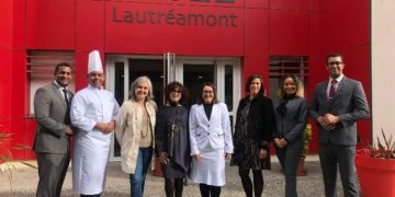 Dans le cadre de son projet collaboratif avec le Senac de Salvador de Bahia, "Gastronomia-Lab au Brésil, de la terre à l'assiette" initié l'an passé, le lycée Lautréamont reçoit cette semaine une délégation de formateurs et de cadres administratifs du Senac de Bahia, son partenaire. Ces professionnels de la gastronomie sont venus spécialement à Tarbes pour acquérir les techniques gastronomiques françaises et partager une expérience de jobshadowing. "Nous avons beaucoup à apprendre du lycée Lautréamont, de ses spécialités, nous sommes impatients de partager nos connaissances avec les équipes et de nous nourrir de cette expérience pour transmettre ensuite à nos élèves au Brésil" indique Christiane, la cadre administrative brésilienne qui accompagne le groupe. Parmi eux, des professeurs de cuisine, de service, tous ont participé et remporté des concours gastronomiques au Brésil ou à l'international. Durant ce séjour de découverte, ils participeront à des ateliers de fromagerie-crèmerie, prendront part aux cours et ateliers de cuisine ainsi qu'au service dans les deux restaurants du lycée. Ils pourront également se former à l'élaboration de viennoiseries, le croissant est particulièrement prisé au Brésil et l'attente est forte pour arriver à élaborer le typique croissant français ! Une nouvelle mention Barman va ouvrir au Lycée Lautréamont de Tarbes Des masterclass telles que l'accord mets vins, le flambage des fruits, l'art de la table sont prévus tout au long du séjour. L'un des points forts sera aussi le bar, le lycée ouvre une mention complémentaire Barman à la rentrée de septembre, aussi, cette formation sera valorisée autour d'un atelier cocktails, Mocktails. Les équipes du lycée, attachées au territoire, mettront à l'honneur les produits locaux, ils partageront la richesse de notre terroir. Le séjour d'une durée de deux semaines se clôturera par un repas brésilien préparé par l'équipe du Senac avec des produits typiques de la Bahia, pour remercier les personnels du lycée. L'étape suivante sera l'envoi d'élèves du lycée Lautréamont en stage au Brésil, au sein du Senac pour y réaliser leur période de formation en milieu professionnel qualifiante pour leur examen final.