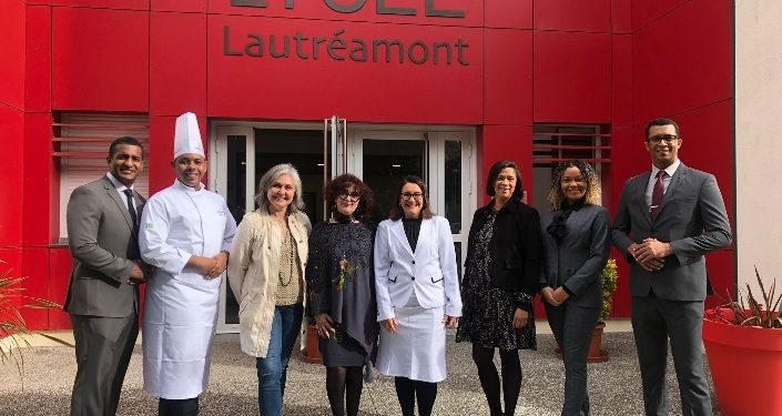 Dans le cadre de son projet collaboratif avec le Senac de Salvador de Bahia, "Gastronomia-Lab au Brésil, de la terre à l'assiette" initié l'an passé, le lycée Lautréamont reçoit cette semaine une délégation de formateurs et de cadres administratifs du Senac de Bahia, son partenaire. Ces professionnels de la gastronomie sont venus spécialement à Tarbes pour acquérir les techniques gastronomiques françaises et partager une expérience de jobshadowing. "Nous avons beaucoup à apprendre du lycée Lautréamont, de ses spécialités, nous sommes impatients de partager nos connaissances avec les équipes et de nous nourrir de cette expérience pour transmettre ensuite à nos élèves au Brésil" indique Christiane, la cadre administrative brésilienne qui accompagne le groupe. Parmi eux, des professeurs de cuisine, de service, tous ont participé et remporté des concours gastronomiques au Brésil ou à l'international. Durant ce séjour de découverte, ils participeront à des ateliers de fromagerie-crèmerie, prendront part aux cours et ateliers de cuisine ainsi qu'au service dans les deux restaurants du lycée. Ils pourront également se former à l'élaboration de viennoiseries, le croissant est particulièrement prisé au Brésil et l'attente est forte pour arriver à élaborer le typique croissant français ! Une nouvelle mention Barman va ouvrir au Lycée Lautréamont de Tarbes Des masterclass telles que l'accord mets vins, le flambage des fruits, l'art de la table sont prévus tout au long du séjour. L'un des points forts sera aussi le bar, le lycée ouvre une mention complémentaire Barman à la rentrée de septembre, aussi, cette formation sera valorisée autour d'un atelier cocktails, Mocktails. Les équipes du lycée, attachées au territoire, mettront à l'honneur les produits locaux, ils partageront la richesse de notre terroir. Le séjour d'une durée de deux semaines se clôturera par un repas brésilien préparé par l'équipe du Senac avec des produits typiques de la Bahia, pour remercier les personnels du lycée. L'étape suivante sera l'envoi d'élèves du lycée Lautréamont en stage au Brésil, au sein du Senac pour y réaliser leur période de formation en milieu professionnel qualifiante pour leur examen final.