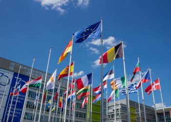 Sondage élections européennes, Bardella et Glucksmann en hausse, Hayer à la peine