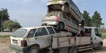 Insolite, il tente d'empiler 4 voitures sur son camion