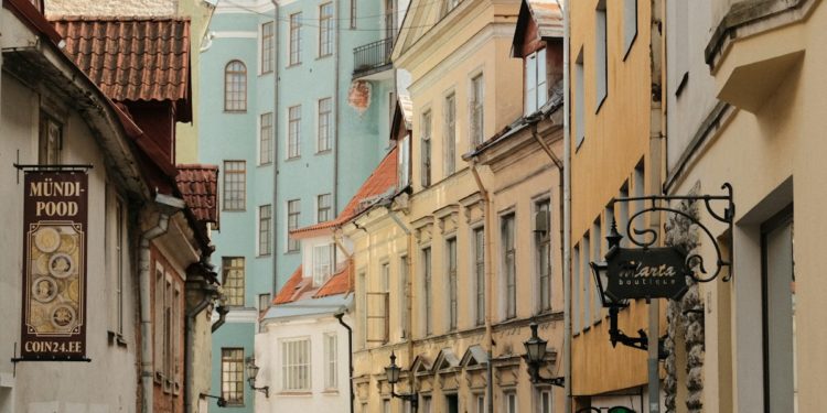 Baisse des taux immobiliers : faut-il acheter maintenant ou attendre