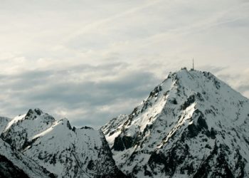 Pic du Midi de Bigorre in Pyrenees Visite de Macron et Xi Jinping : neige et orages à la Mongie - Pic du Midi