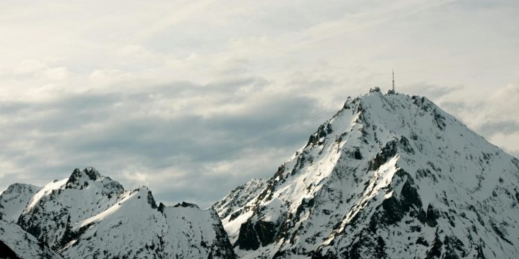 Pic du Midi de Bigorre in Pyrenees Visite de Macron et Xi Jinping : neige et orages à la Mongie - Pic du Midi