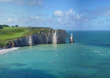 Insolite - Des touristes renvoient des galets à Etretat