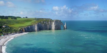 Insolite - Des touristes renvoient des galets à Etretat