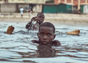 Le nombre de personnes affamées a plus que doublé en 2024, en grande partie à cause des conflits en cours à Gaza et au Soudan, selon de nouveaux chiffres publiés jeudi par l'ONU. Le Rapport mondial actualisé sur les crises alimentaires révèle que près de deux millions de personnes sont désormais aux prises avec le niveau d’insécurité alimentaire le plus critique, classé en phase 5 sur l’échelle mondiale IPC, qui évalue les niveaux d'insécurité alimentaire. Ce niveau représente un « manque extrême de nourriture et un épuisement des capacités d’adaptation », avec un risque considérablement accru de malnutrition aiguë et de décès. « En plus de provoquer une malnutrition aiguë généralisée et des décès à court terme, elle a des conséquences humaines, sociales et économiques majeures à long terme », indique le rapport. Le rapport constate également que la malnutrition aiguë chez les enfants et les femmes dans les pays touchés par la crise reste « constamment élevée », de nombreuses familles n’ayant pas les moyens de s’offrir une alimentation saine. Il note également que l’amélioration des récoltes a contribué à réduire la faim dans plusieurs pays, dont le Kenya, la République démocratique du Congo (RDC), le Guatemala, le Liban et l’Afghanistan. Le rapport a été préparé par un consortium d’agences des Nations Unies, dont l’Organisation des Nations Unies pour l’alimentation et l’agriculture (FAO), le Programme alimentaire mondial (PAM), le Fonds des Nations Unies pour l’enfance (UNICEF) et l’Organisation internationale pour les migrations (OIM), en collaboration avec des partenaires humanitaires.