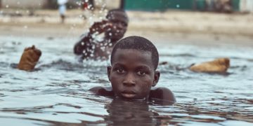 Le nombre de personnes affamées a plus que doublé en 2024, en grande partie à cause des conflits en cours à Gaza et au Soudan, selon de nouveaux chiffres publiés jeudi par l'ONU. Le Rapport mondial actualisé sur les crises alimentaires révèle que près de deux millions de personnes sont désormais aux prises avec le niveau d’insécurité alimentaire le plus critique, classé en phase 5 sur l’échelle mondiale IPC, qui évalue les niveaux d'insécurité alimentaire. Ce niveau représente un « manque extrême de nourriture et un épuisement des capacités d’adaptation », avec un risque considérablement accru de malnutrition aiguë et de décès. « En plus de provoquer une malnutrition aiguë généralisée et des décès à court terme, elle a des conséquences humaines, sociales et économiques majeures à long terme », indique le rapport. Le rapport constate également que la malnutrition aiguë chez les enfants et les femmes dans les pays touchés par la crise reste « constamment élevée », de nombreuses familles n’ayant pas les moyens de s’offrir une alimentation saine. Il note également que l’amélioration des récoltes a contribué à réduire la faim dans plusieurs pays, dont le Kenya, la République démocratique du Congo (RDC), le Guatemala, le Liban et l’Afghanistan. Le rapport a été préparé par un consortium d’agences des Nations Unies, dont l’Organisation des Nations Unies pour l’alimentation et l’agriculture (FAO), le Programme alimentaire mondial (PAM), le Fonds des Nations Unies pour l’enfance (UNICEF) et l’Organisation internationale pour les migrations (OIM), en collaboration avec des partenaires humanitaires.