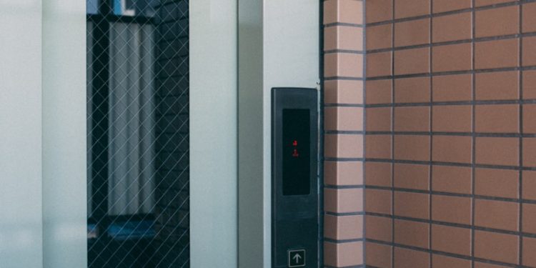 Toulouse - Un adolescent reste coincé plusieurs heures dans un ascenseur