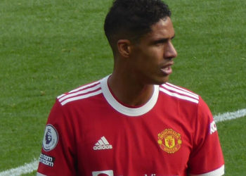 Raphaël Varane, né le 25 avril 1993 à Lille (Nord), est un footballeur international français qui évolue au poste de défenseur central de 2010 à 2024. Formé au RC Lens, il signe au Real Madrid dès l'âge de 18 ans sur les recommandations de Zinédine Zidane. Durant sa période Merengue (2011-2021), il devient progressivement titulaire aux côtés du capitaine Sergio Ramos et l'un des meilleurs défenseurs d'Europe. Il est notamment trois fois champion d'Espagne et quatre fois vainqueur de la Ligue des champions de l'UEFA en 2014, 2016, 2017 et 2018) au sein d'une génération dorée dont il est un acteur majeur. Dix ans plus tard, il quitte l'Espagne pour rejoindre l'équipe anglaise de Manchester United. Il y remporte la Coupe de la Ligue puis la FA Cup avant de rejoindre le club italien de Côme où il ne dispute qu'un seul match. Usé par de nombreuses blessures, il met terme à sa carrière en 2024. Sur le plan international, Varane est appelé pour la première fois en équipe de France en 2013. Il fait ensuite partie des cadres en défense de Didier Deschamps qui disputent la Coupe du monde 2014, où les Bleus atteignent les quarts de finale. Blessé, il ne participe pas à l'Euro 2016, mais retrouve sa place de titulaire en défense centrale pour remporter la Coupe du monde 2018 où il est buteur face à l'Uruguay en quart de finale. Quelques mois après la finale perdue face à l'Argentine lors de la Coupe du monde 2022, il annonce sa retraite internationale cumulant 93 sélections sous le maillot Bleu.