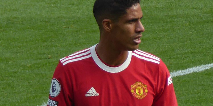 Raphaël Varane, né le 25 avril 1993 à Lille (Nord), est un footballeur international français qui évolue au poste de défenseur central de 2010 à 2024. Formé au RC Lens, il signe au Real Madrid dès l'âge de 18 ans sur les recommandations de Zinédine Zidane. Durant sa période Merengue (2011-2021), il devient progressivement titulaire aux côtés du capitaine Sergio Ramos et l'un des meilleurs défenseurs d'Europe. Il est notamment trois fois champion d'Espagne et quatre fois vainqueur de la Ligue des champions de l'UEFA en 2014, 2016, 2017 et 2018) au sein d'une génération dorée dont il est un acteur majeur. Dix ans plus tard, il quitte l'Espagne pour rejoindre l'équipe anglaise de Manchester United. Il y remporte la Coupe de la Ligue puis la FA Cup avant de rejoindre le club italien de Côme où il ne dispute qu'un seul match. Usé par de nombreuses blessures, il met terme à sa carrière en 2024. Sur le plan international, Varane est appelé pour la première fois en équipe de France en 2013. Il fait ensuite partie des cadres en défense de Didier Deschamps qui disputent la Coupe du monde 2014, où les Bleus atteignent les quarts de finale. Blessé, il ne participe pas à l'Euro 2016, mais retrouve sa place de titulaire en défense centrale pour remporter la Coupe du monde 2018 où il est buteur face à l'Uruguay en quart de finale. Quelques mois après la finale perdue face à l'Argentine lors de la Coupe du monde 2022, il annonce sa retraite internationale cumulant 93 sélections sous le maillot Bleu.