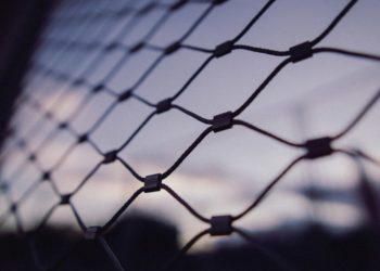 Un feu d’artifice sauvage tiré devant une prison