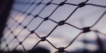 Un feu d’artifice sauvage tiré devant une prison