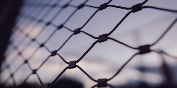 Un feu d’artifice sauvage tiré devant une prison