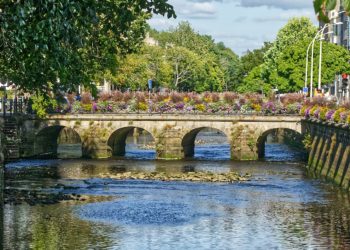 Impressionnant ! Ils découpent ce pont historique vieux de 122 ans
