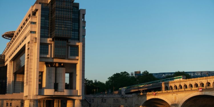 Budget 2025 : où Michel Barnier va-t-il trouer 60 milliards d’euros ? - Michel Barnier a présenté le budget 2025 en Conseil des ministres ce jeudi 10 octobre. Un projet qui suscite déjà des dissensions au sein de la majorité comme dans l’opposition. Le Premier ministre présentait ce jeudi 10 octobre le projet de budget 2025, en Conseil des ministres. L’objectif : faire 60 milliards d’euros d’économies sur un an, pour combler, entre autres, la dette largement sous-estimée dans le budget 2024. Le déficit devrait atteindre 6,1% du PIB en 2024, très loin des 3% exigés par Bruxelles.Alors où compte-t-il dégager cet argent ? Hausse des recettes, baisse des dépenses Le Premier ministre s’est appuyé sur les deux leviers propres à tout budget : les recettes et les dépenses. Une hausse des impôts et de la fiscalité sont notamment à prévoir pour les ménages les plus aisés et pour les grandes entreprises aux larges bénéfices. Michel Barnier a encore souligné ce jeudi qu’il voulait que « cet effort soit juste et qu'il soit équilibré » pour les Français. Du côté des dépenses, les ministères de l’Éducation ou de l’Environnement sont amputés d’une partie de leur enveloppe, tandis que la Défense et l’Environnement profitent d’une rallonge.