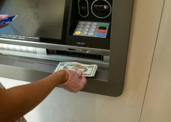 Abusée à un distributeur de billets, une mamie remet 80 euros à son agresseur