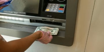 Abusée à un distributeur de billets, une mamie remet 80 euros à son agresseur