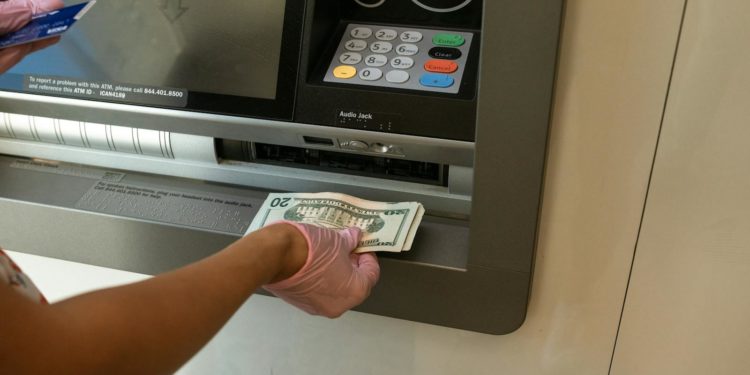 Abusée à un distributeur de billets, une mamie remet 80 euros à son agresseur