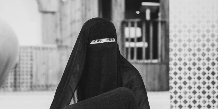 Port du voile dans le sport : Bayrou convoque ses ministres, Darmanin prêt à quitter le gouvernement