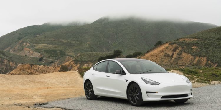 "Accueille le printemps, crame une tesla" un groupe anarchiste revendique l'attaque de la concession Tesla près de Toulouse