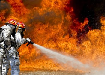 Paris : un spectaculaire incendie dans un centre de tri de déchets