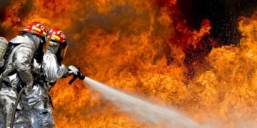 Paris : un spectaculaire incendie dans un centre de tri de déchets