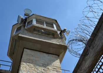 Prison : Des établissements pénitentiaires visés par des incendies de véhicules et des tirs
